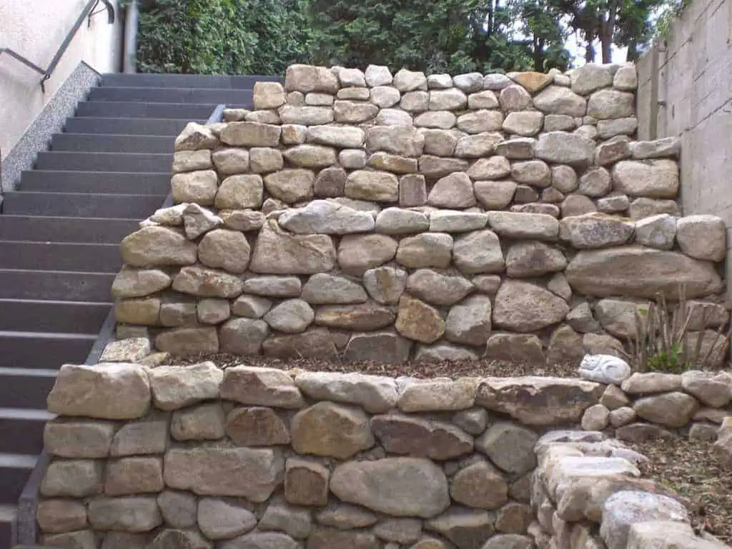 Trockenmauer aus Sandstein