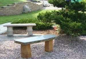 Gartenbänke aus Naturstein