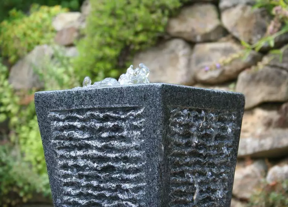 Gartenbrunnen aus Granit und Quellsteine aus Naturstein.