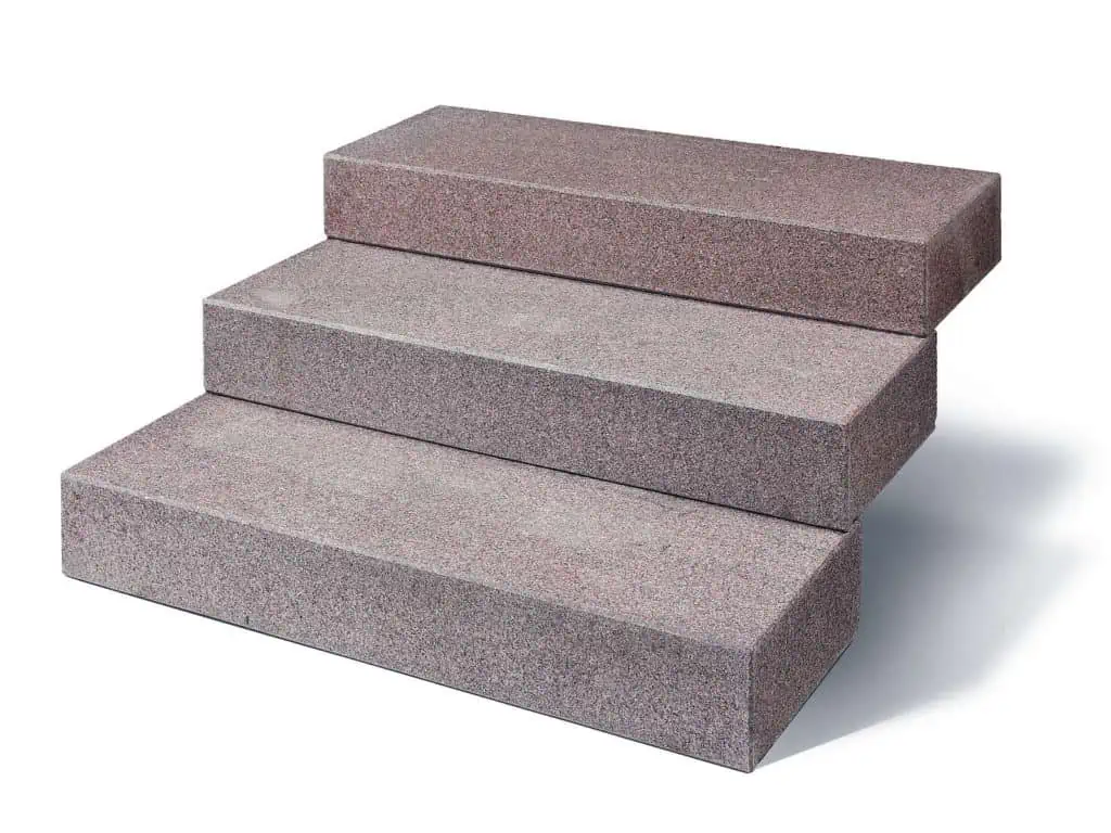 Blockstufe Granit Zora mit gesägt/geflammter Oberfläche in hochwertigem Zora Granit. Die Granitblockstufen sind absolut robust und pflegeleicht.