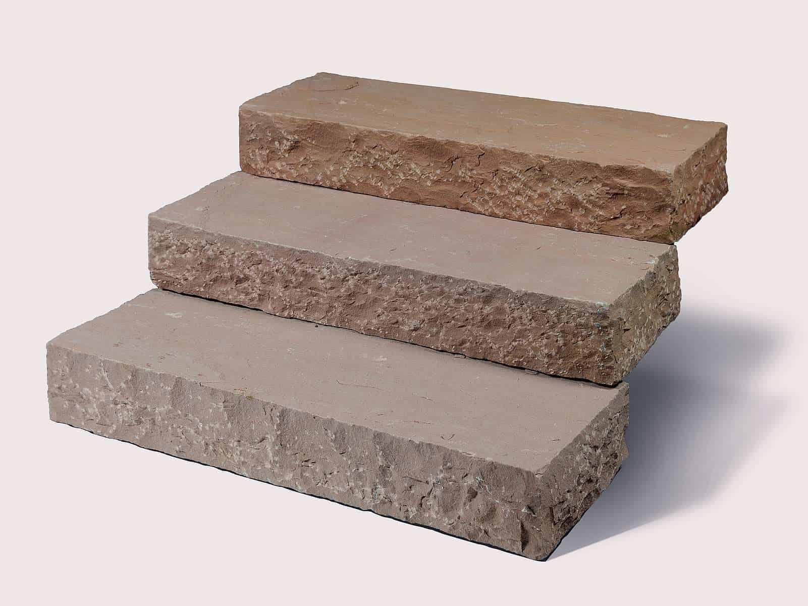 Blockstufe Toskana Sandstein mit gespaltener Oberfläche in hochwertigem Toskana Sandstein/Quarzit. Die Sandsteinblockstufen sind absolut robust und pflegeleicht.