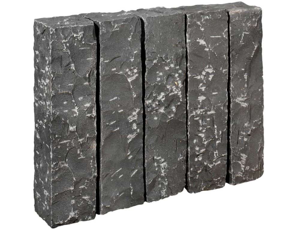 Palisade aus veitnamesischen Basalt. Die grob gestockten/gespitzten Basaltpalisaden sind handgearbeitet und dennoch relativ maﬂhaltig.