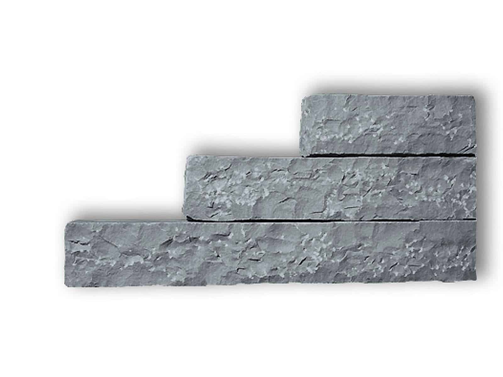 Palisade aus grauem Focus Sandstein. Die gespaltenen/gespitzten Sandsteinpalisaden sind handgearbeitet und dennoch relativ maﬂhaltig.