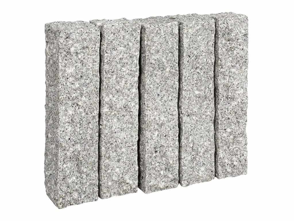 Palisade Granit Kristall grau - Granitpalisaden aus hellgaruem Granit. Allseitig grob gestockt/gespitzt in guter maﬂhaltiger Qualität.