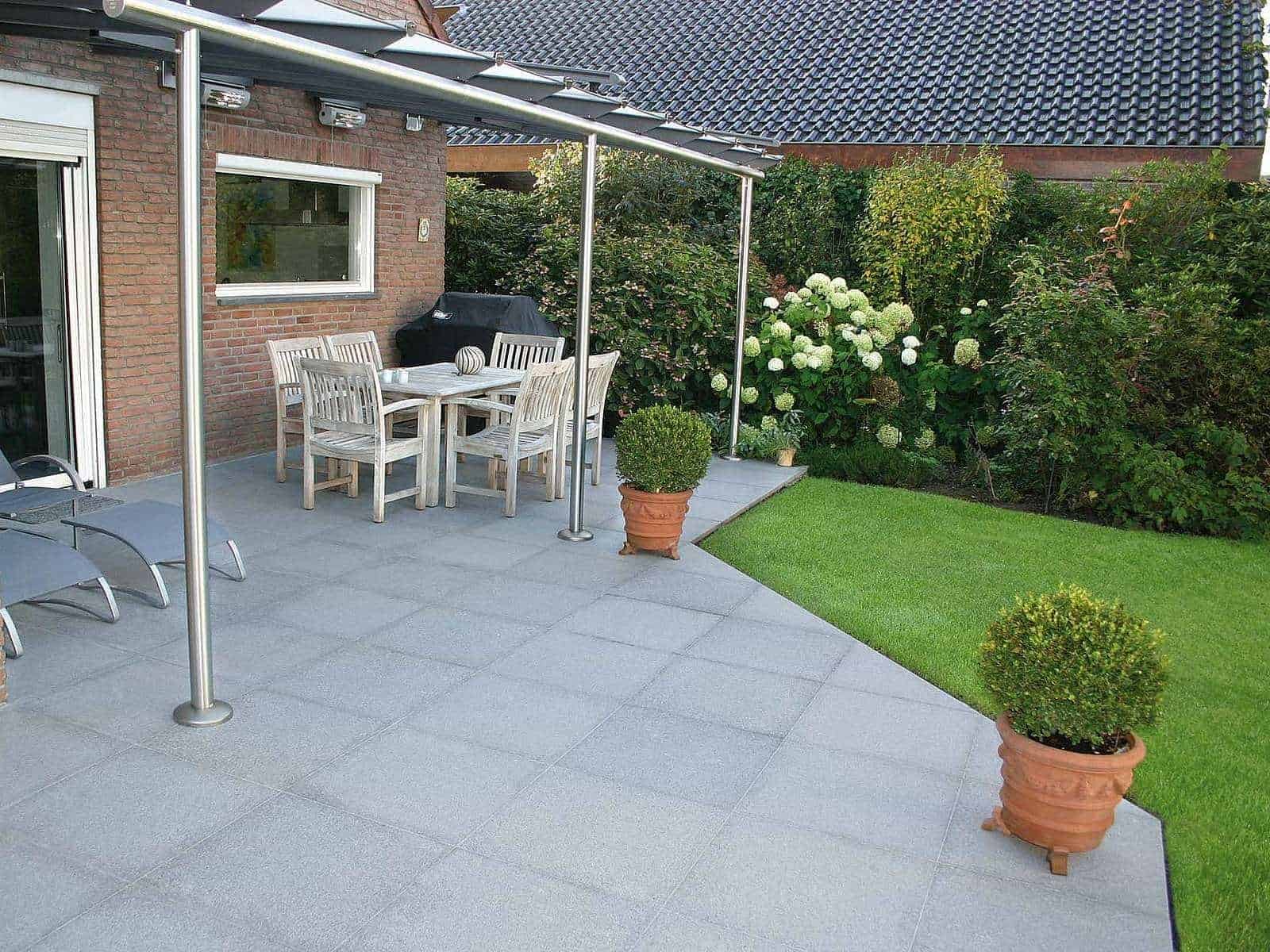 Terrasse mit grauen Granitplatten