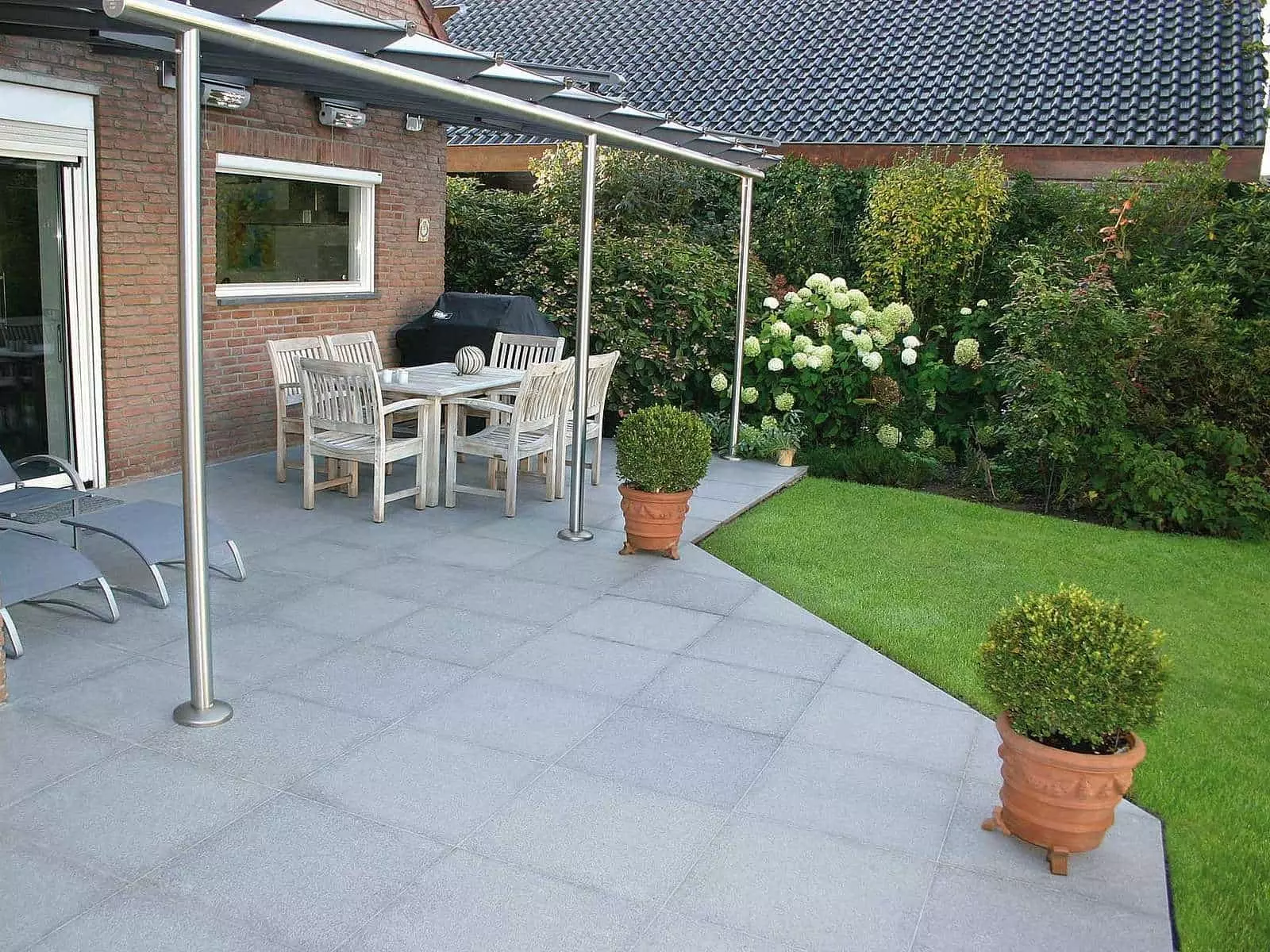 Terrasse mit grauen Granitplatten