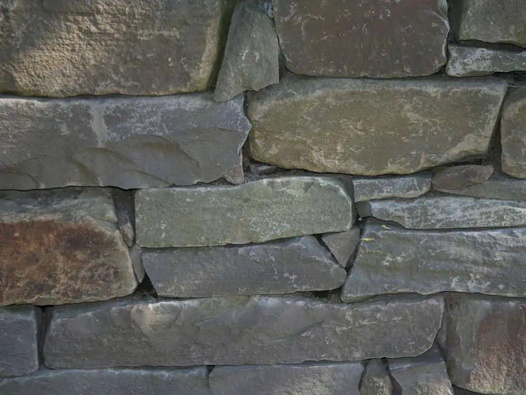 Natursteinmauer Grauwacke Schichtmauer