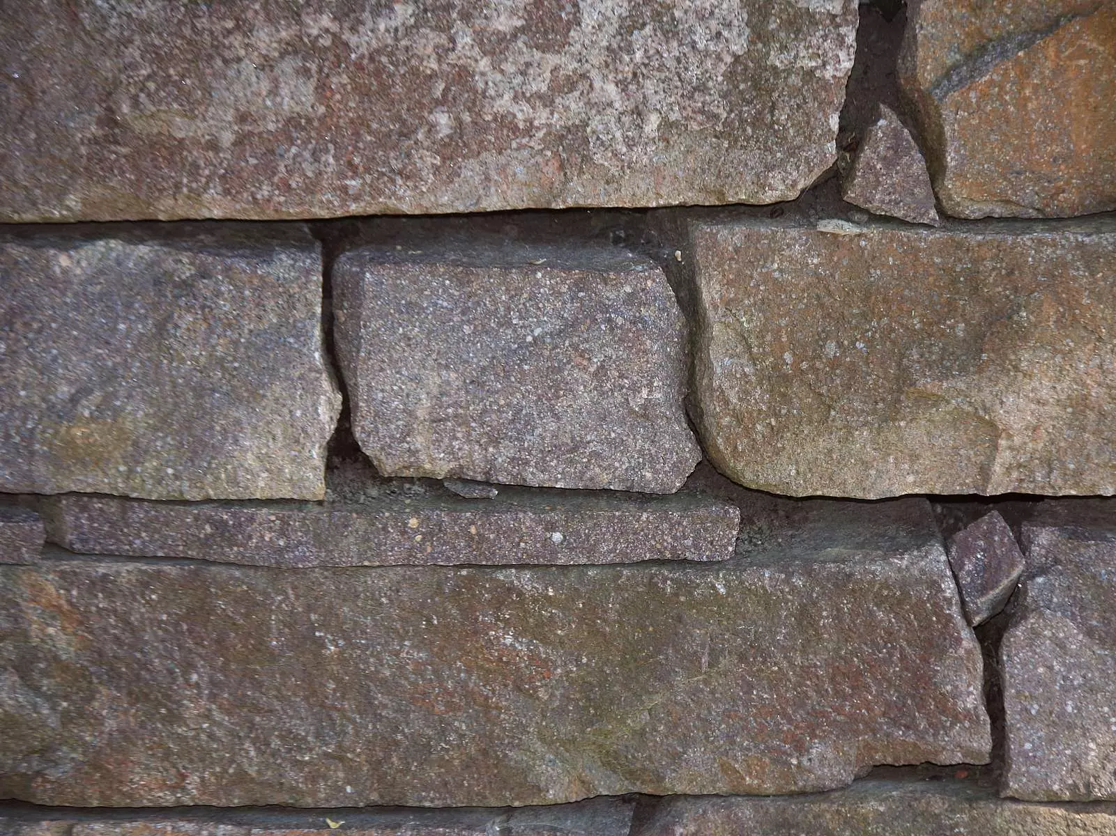 Natursteinmauer Porphyr Schichtmauerwerk
