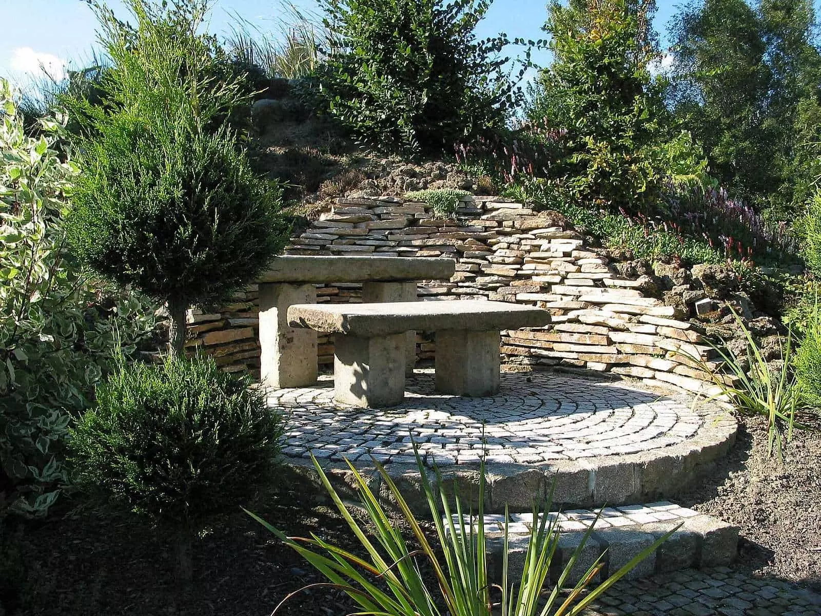 Terrassen- und Gartengestaltung mit Natursteinen und Trockenmauersteinen