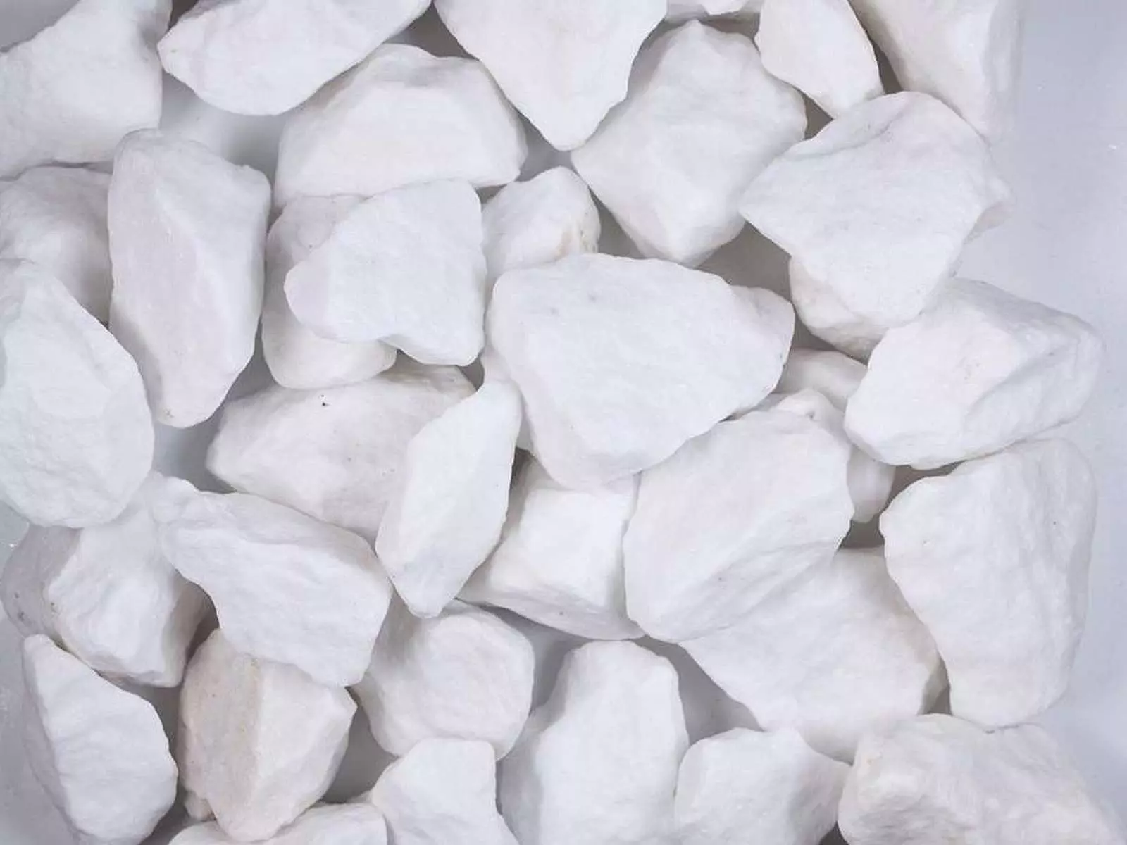 Gabionenstein aus weißem Madagascar Marmor. Helle Farbe und gleichmäßiger Bruch sind seine Vorteile.