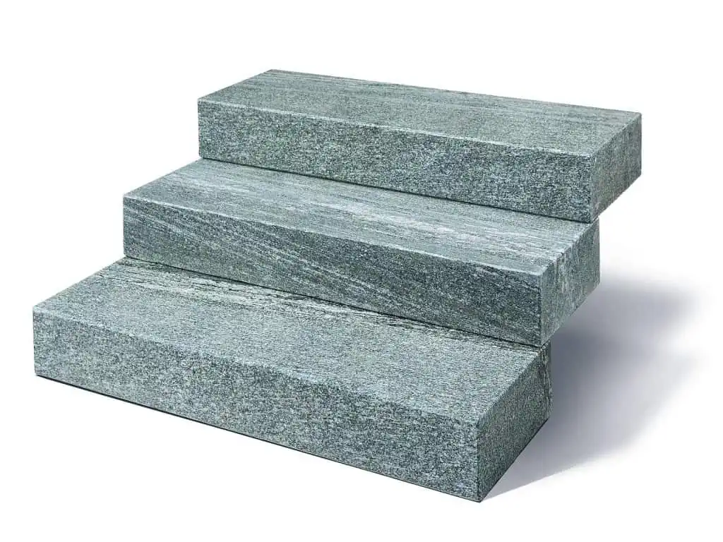 Blockstufe Taifun Silver mit gesägt/geflammter Oberfläche in hochwertigem Taifun Silver Gneis. Die Granitblockstufen sind absolut robust und pflegeleicht.
